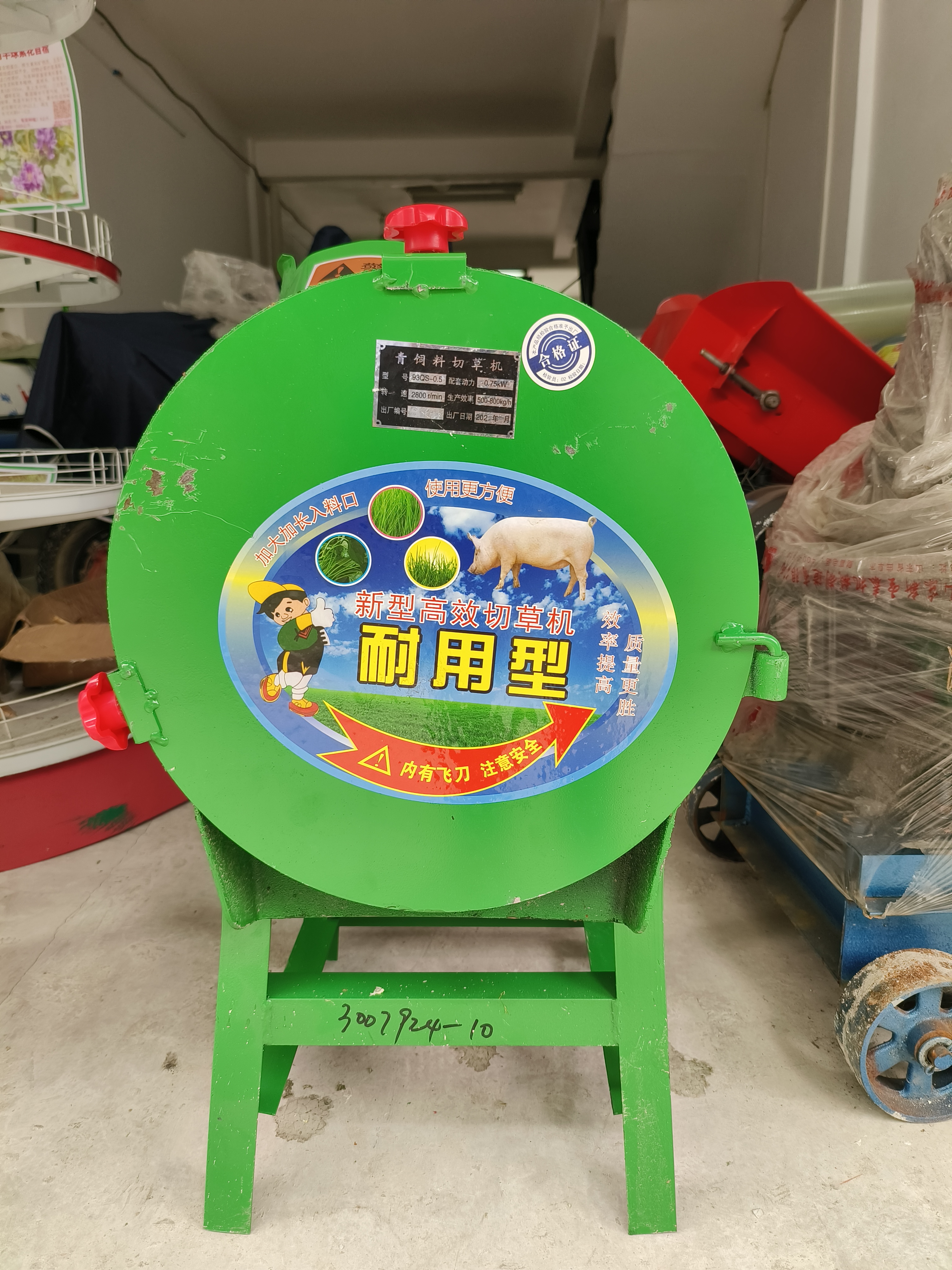 【新產品】你還在忍受傳統鍘草又累又沒有效率？推薦一款更好用的多功能青飼料鍘草粉碎機，220v家用小型電動碎草機豬雞鴨等養殖切草機 雙刀切草機+加大電機